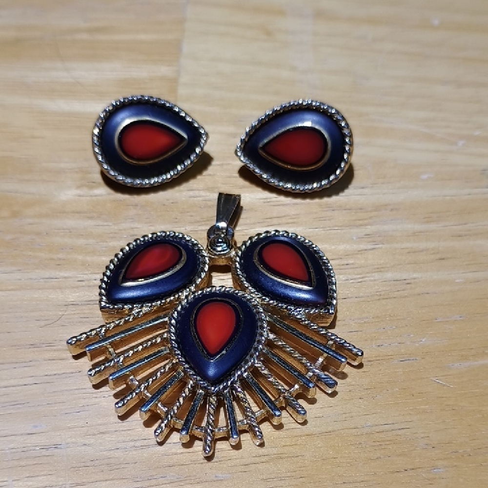 Vintage Sarah Coventry Red and Navy Teardrop Pendant & Earring Set